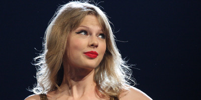 Image of Taylor Swift performing live.
